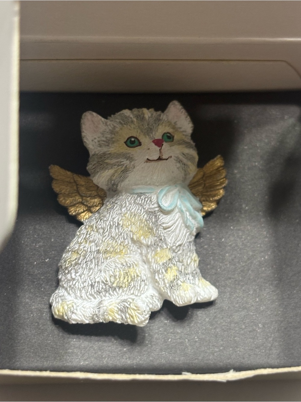 Avon White and Gold Angel Cat Pin with Light Blue Bow